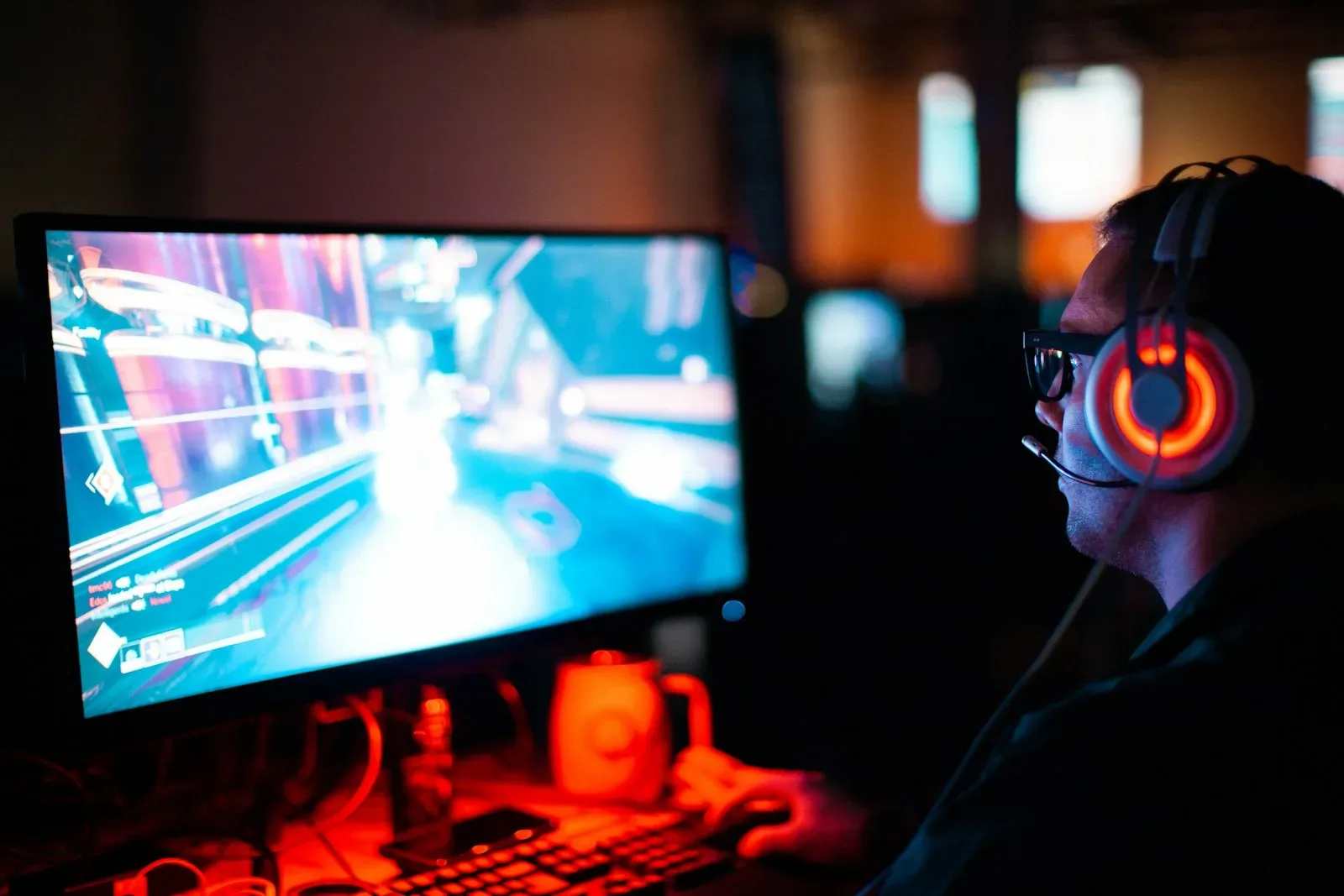 Monitor com jogo e headset gamer iluminado