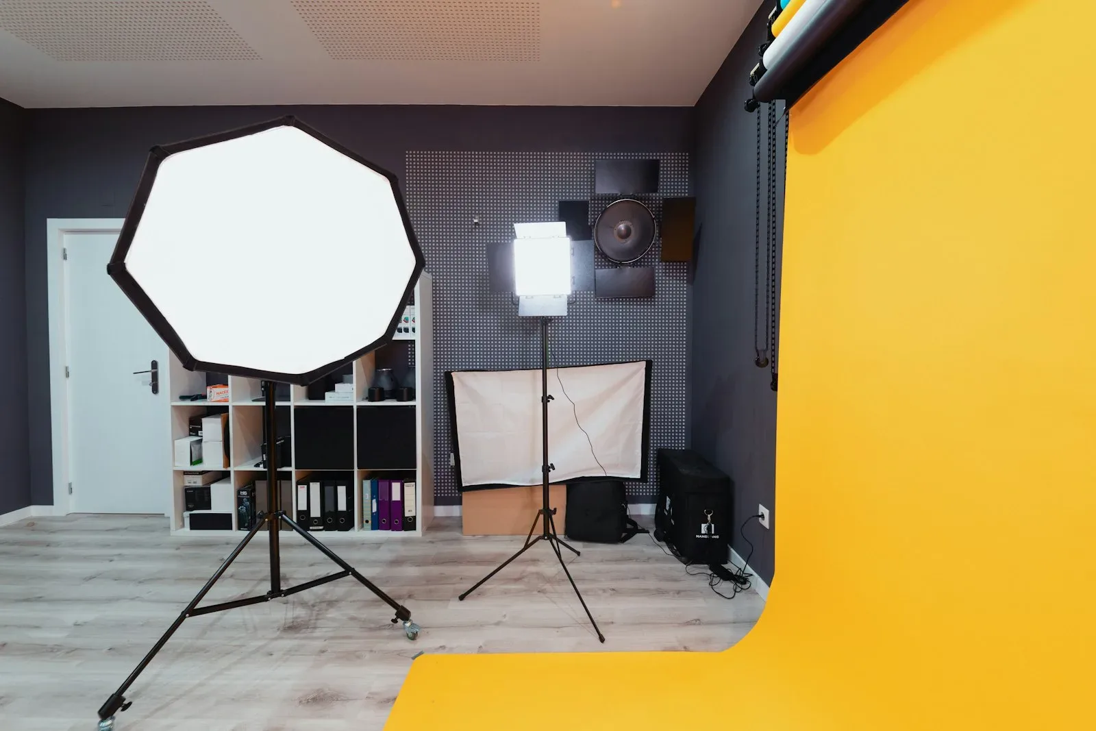 Estúdio com softboxes e luzes de iluminação