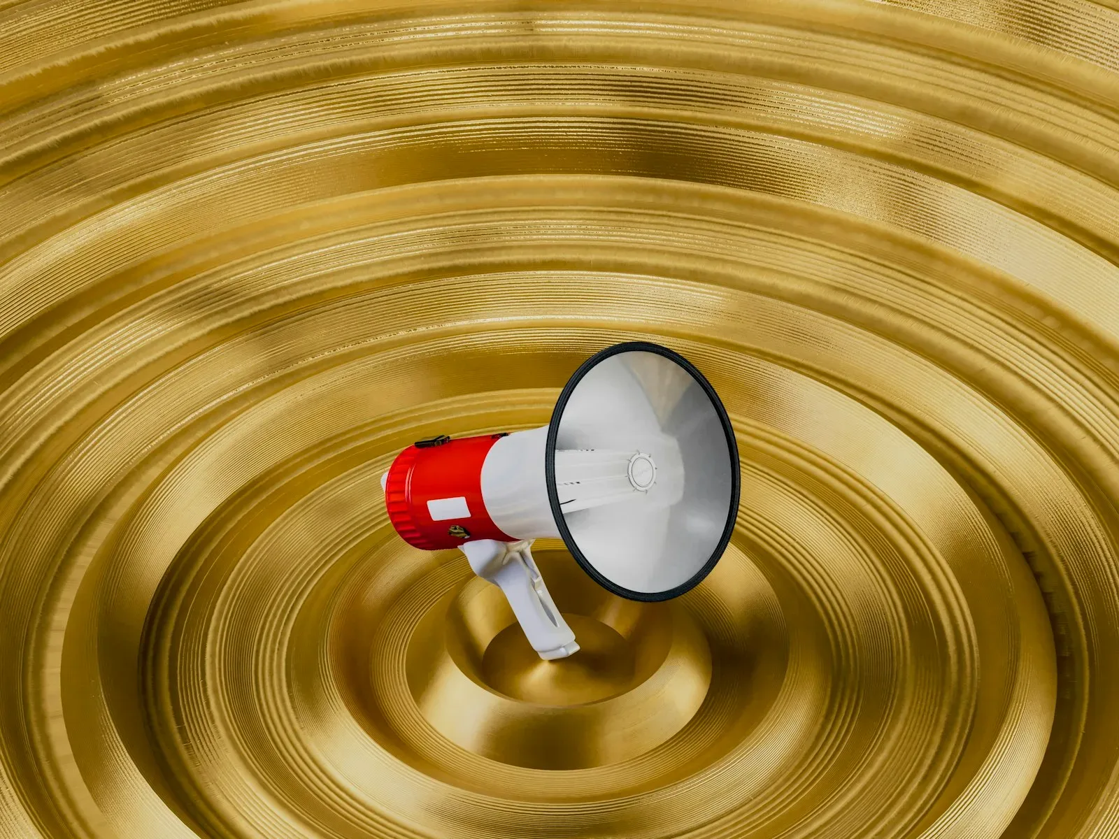Megafone sobre fundo dourado