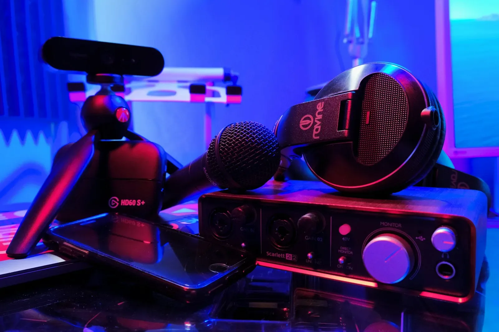 Microfone e fones de ouvido em um setup de transmissão iluminado