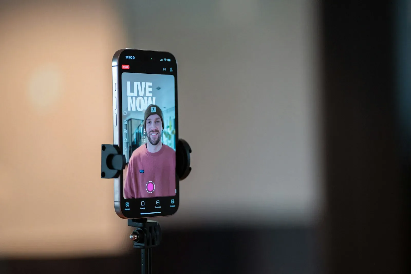 Celular em um tripé transmitindo uma live