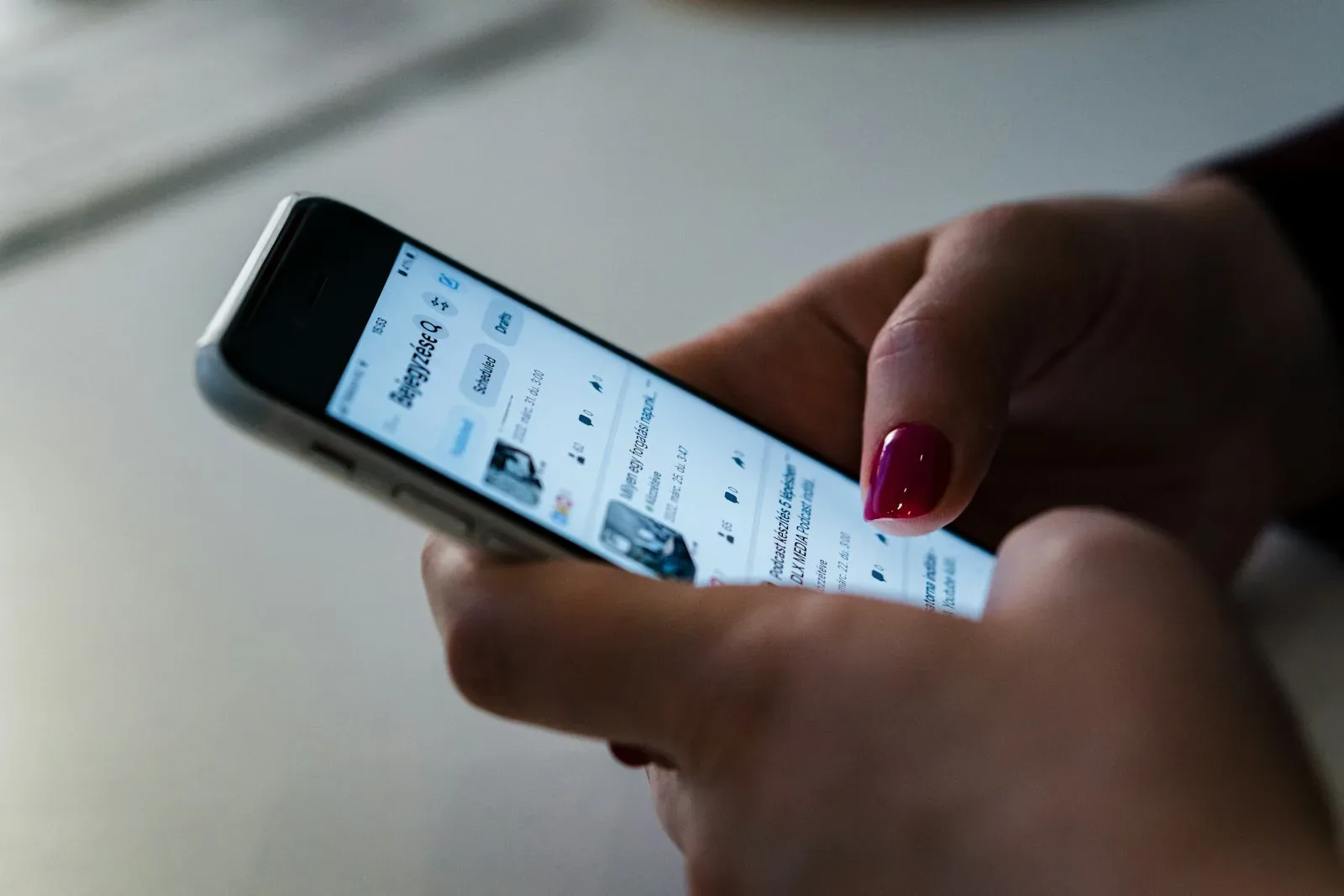 Mão rolando a tela de um smartphone