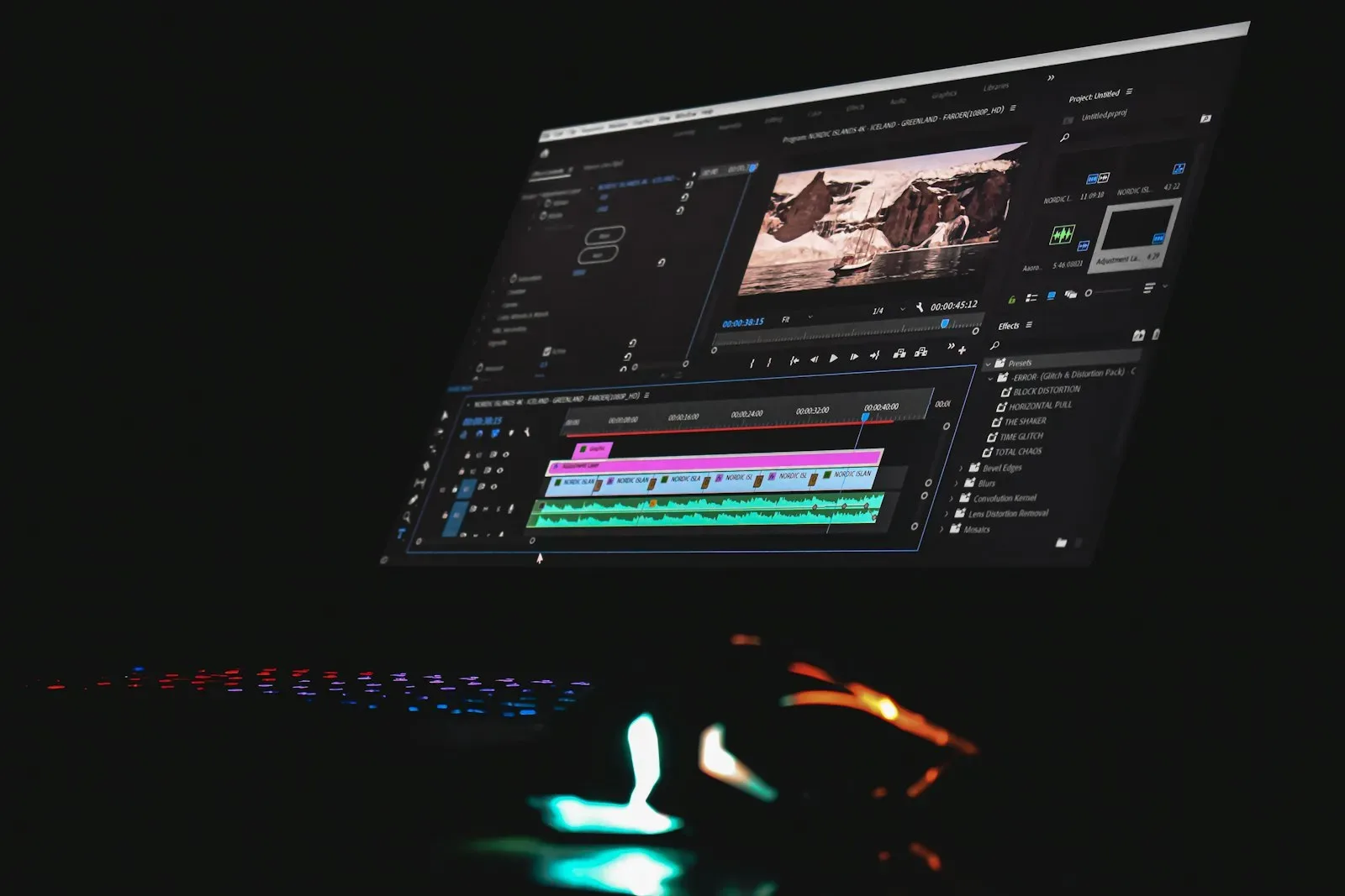 Tela de computador com software de edição de vídeo