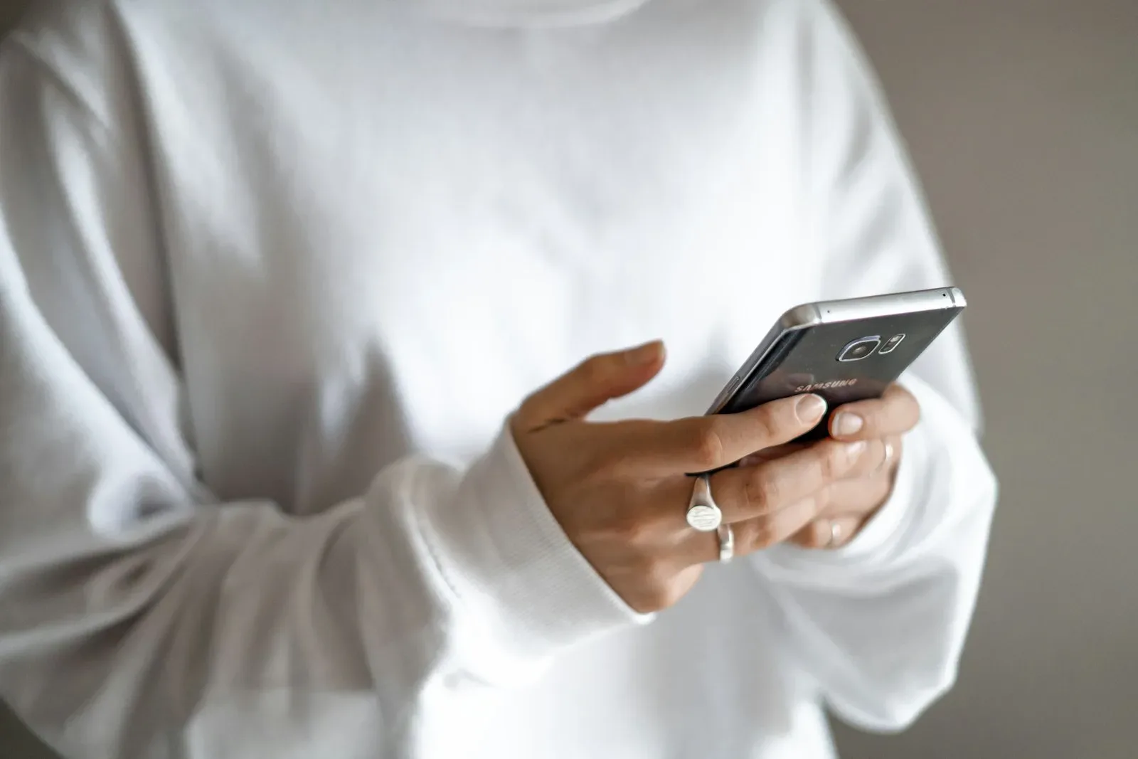 Mãos segurando um smartphone