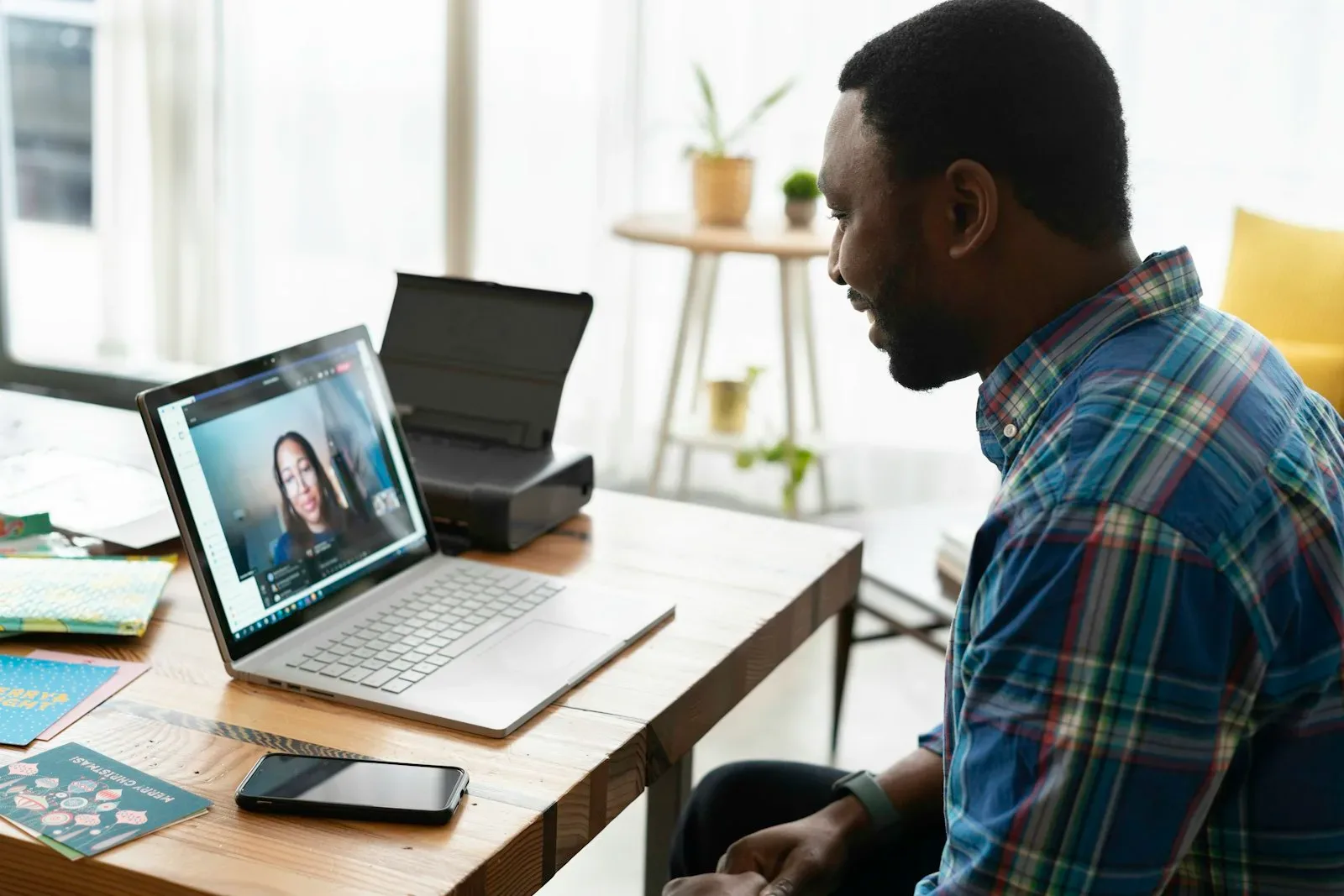 Pessoa em uma chamada de vídeo no notebook