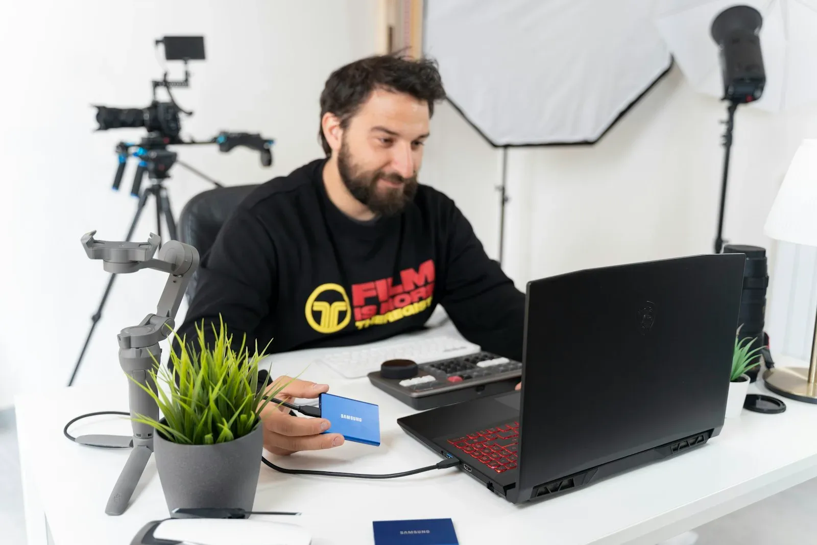 Criador de conteúdo trabalhando com notebook e câmera